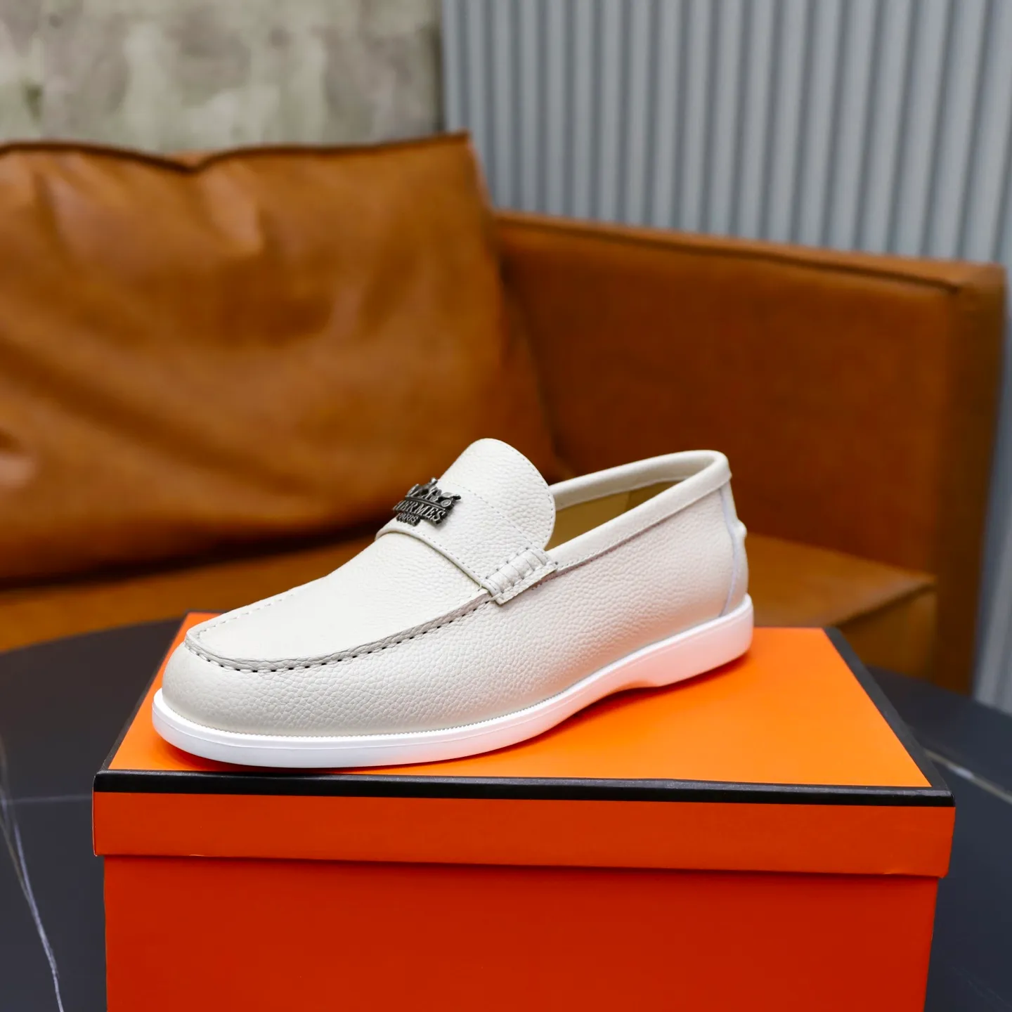 Ex-factory price: 560💰Hermès/Hermès slip-on men's shoes. This shoe is made of imported pebbled cowhide. It has simple and smooth lines and is combined with aerodynamically designed 3CM rubber foam ultra-light soles! Youthful and fashionable, classic H-shaped hardware buckle decoration, calf lining gently wraps the feet, with logo cowhide feet, casual and urban style, highlighting youthful vitality, sports and leisure version, super versatile, code number: 38-39-40-41-42-43-44 standard leather shoe size (45 can be customized but does not support returns)